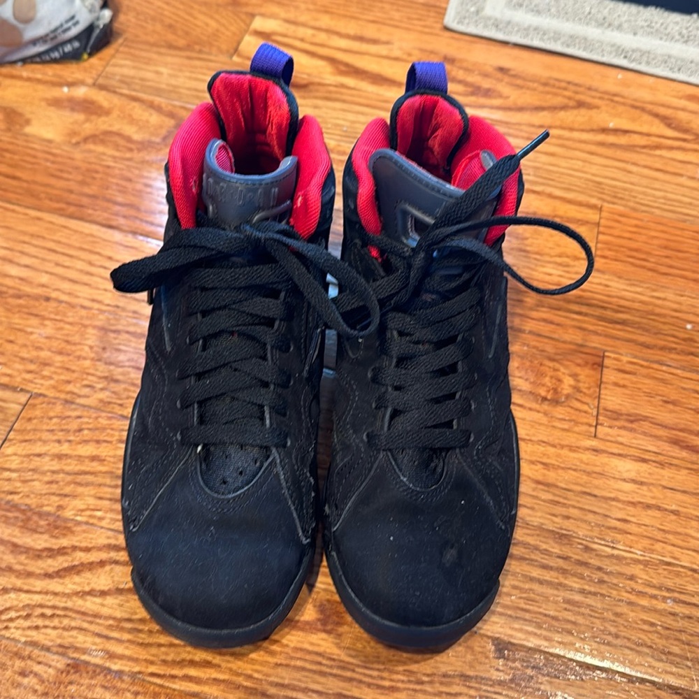 Good condition Nike air shoes. Boys size 4.